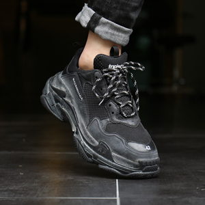 バレンシアガ トリプルs 偽物 2025新作 バレンシアガスーパーコピー 入手困難 ☆ 激レア Triple S Trainer ブラック