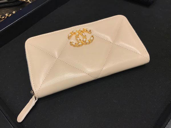 2025新作大人気 シャネルコピー 財布 シャネル☆上品CCマーク☆Zip Mサイズ財布Beige 19K AP0948 B01564