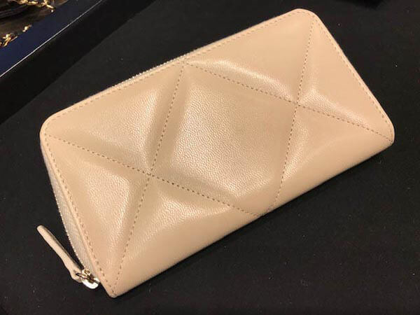2025新作大人気 シャネルコピー 財布 シャネル☆上品CCマーク☆Zip Mサイズ財布Beige 19K AP0948 B01564