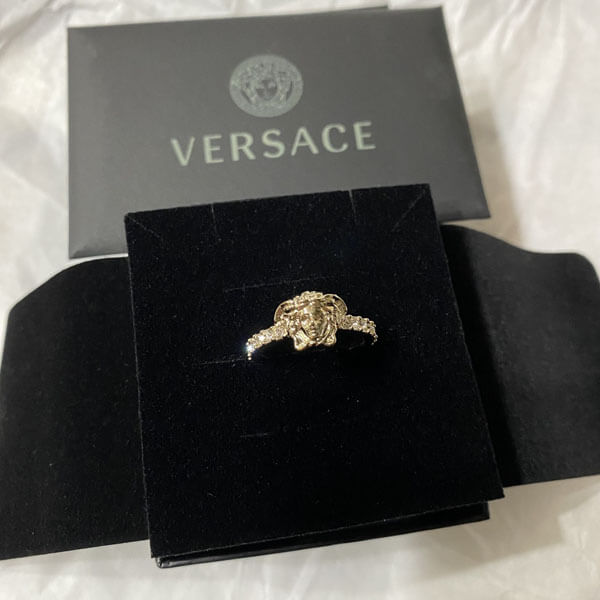 【ヴェルサーチ リング コピー】Versace メドゥーサ スワロフスキー バンド リング