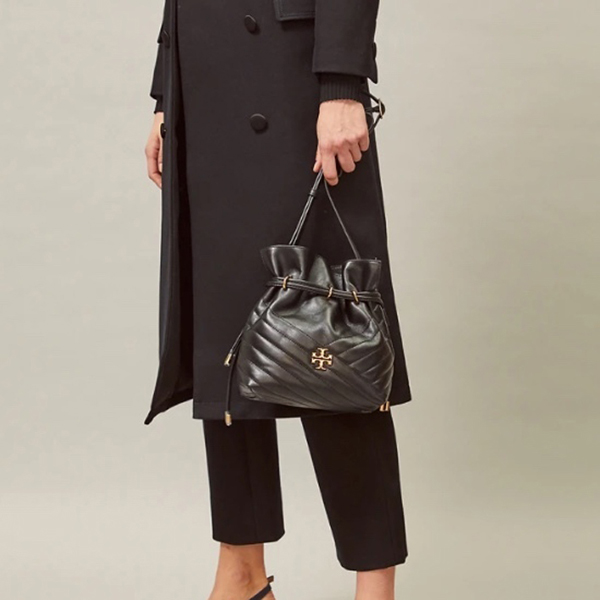 限定Toryburch(トリーバーチ バッグ 偽物)Kira Chevron ミニバケットバッグ