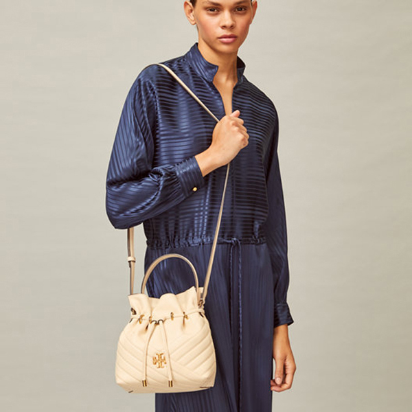 限定Toryburch(トリーバーチ バッグ 偽物)Kira Chevron ミニバケットバッグ