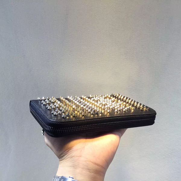 セレブ溺愛☆海外限定モデル多数☆【Christian Louboutin クリスチャン ルブタンコピー】 panettone spikes wallet C53999