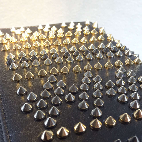 セレブ溺愛☆海外限定モデル多数☆【Christian Louboutin クリスチャン ルブタンコピー】 panettone spikes wallet C53999