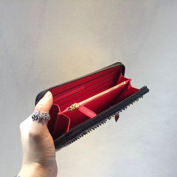セレブ溺愛☆海外限定モデル多数☆【Christian Louboutin クリスチャン ルブタンコピー】 panettone spikes wallet C53999